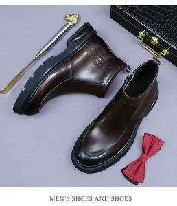 Vista superior de botas de cuero marrón oscuro con cremallera lateral y accesorios de gala