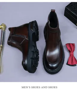 Detalle de botas de cuero marrón con cremallera lateral y suela de goma gruesa