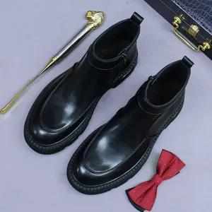 Leren heren Chelsea boots in zwart met zijrits en dikke zolen op een paarse achtergrond