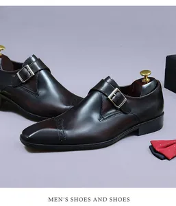 Vue détaillée de chaussure monk en cuir marron avec motifs brogue et boucle en métal