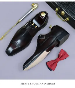 Vue de dessus de chaussures monk en cuir marron avec détails richelieu et accessoires