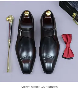 Vue de dessus de chaussures monk en cuir marron avec détails richelieu et boucle