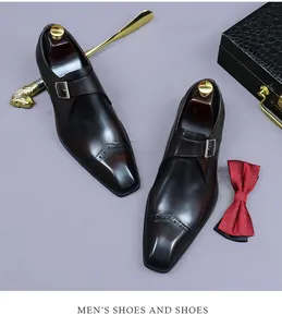Détails de chaussures Monk en cuir marron foncé avec boucle argentée et finitions richelieu