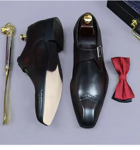 Détail d'une chaussure monk en cuir marron foncé avec perforations brogue chics