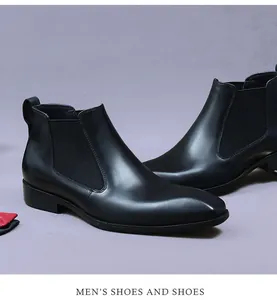 Détail de bottines Chelsea en cuir noir pour hommes avec empiècement élastique classique