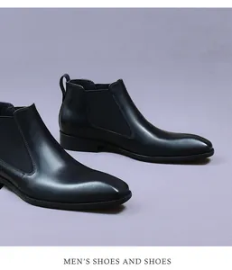 Gros plan de bottines Chelsea en cuir noir avec élastique latéral et boucle arrière
