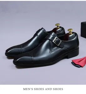 Détail de chaussure Monk Strap en cuir noir avec boucle argentée et finitions richelieu