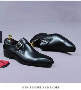 Détail de chaussure monk en cuir noir avec motifs brogues et boucle en métal