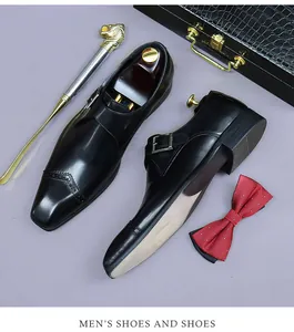 Détail d'une chaussure à boucle en cuir noir avec motifs brogue et boucle en métal