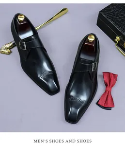Vue de dessus d'une chaussure monk en cuir noir avec motifs richelieu et embauchoir en bois