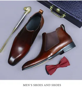 Détail de bottines Chelsea en cuir marron avec bout carré et bande élastique latérale