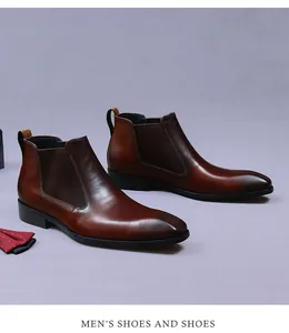 Détail de bottines Chelsea en cuir marron de qualité avec fini lustré et élastique
