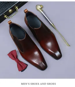 Gros plan de bottines Chelsea en cuir marron foncé brossé avec bout carré chic