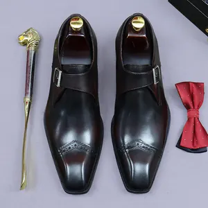 Chaussures monk strap en cuir marron avec détails brogue et accessoires habillés