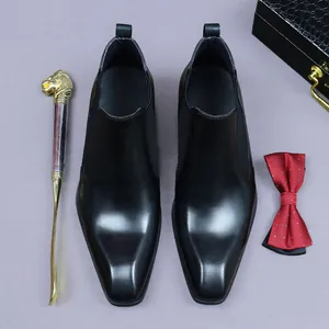 Bottines Chelsea classiques en cuir noir avec bout carré et élastique latéral