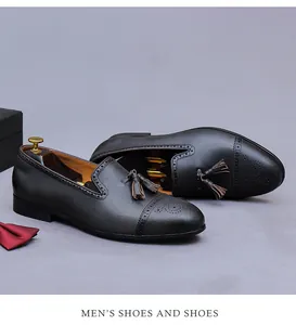 Primer plano detallado de zapatos Derby Brogue en cuero gris oscuro con borlas decorativas