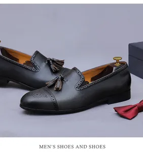 Detalle de mocasines de cuero marrón oscuro con borlas y elegantes calados Brogue