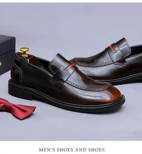 Primer plano de mocasines de cuero marrón oscuro con detalles brogue y accesorios de lujo