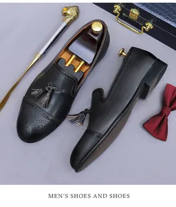 Vista superior de zapatos brogue de cuero marrón con flecos y horma decorativa