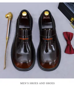 Vista macro de mocasines de cuero degradado con acabado brillante y accesorios de lujo