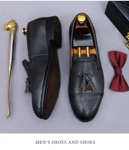 Detalle de zapatos brogue de cuero con borlas clásicas y perforaciones decorativas finas