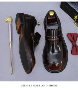 Detalle de mocasines de cuero marrón oscuro pulido con un calzador de metal de alta gama
