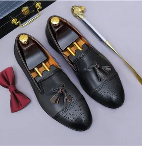 Vista detallada de mocasines Brogue de cuero con borlas y accesorios de negocios