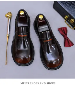 Primer plano de mocasines de cuero marrón con brogue y calzador de león dorado de lujo