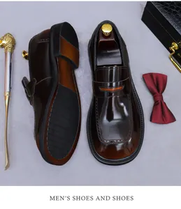 Detalle de mocasines Penny en cuero pulido marrón degradado con suela de goma