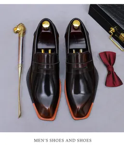 Polierte dunkelbraune Leder-Loafer mit quadratischer Zehenpartie und orangefarbenem Rand
