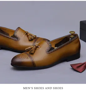 Detalle de zapatos Derby Brogue en cuero marrón con borlas y hormas de madera