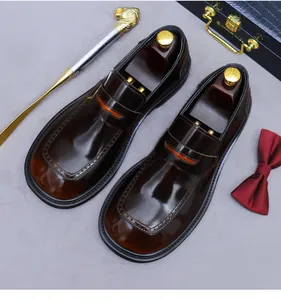 Vista superior de mocasines de charol marrón oscuro para hombre con hormas de lujo