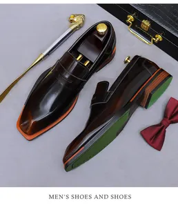 Hochwertige braune Penny Loafer aus Leder mit Schuhanzieher, Fliege und Schuhspannern