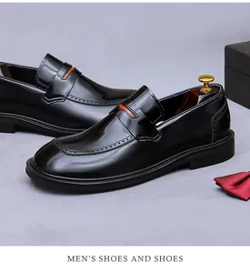 Primer plano de mocasines de cuero negro pulido con detalle naranja y costura brogue