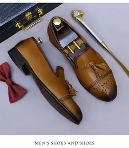 Detalle de zapatos brogue de cuero marrón con borlas y textura de degradado fino