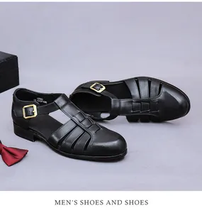 Detailansicht der schwarzen Herren-Leder-Sandalen mit verstellbarer Metallschnalle