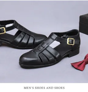 Nahaufnahme der schwarzen Leder-Herrensandalen mit Metallschnalle und Größe 42 innen