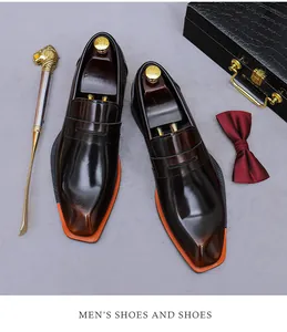 Detailansicht dunkelbrauner Leder-Loafer mit orangefarbenem Rand und Luxus-Accessoires