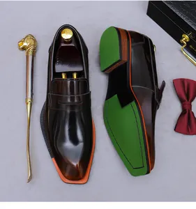 Makroaufnahme dunkelbrauner Lackleder-Loafer mit einer einzigartigen farbblockierten Sohle
