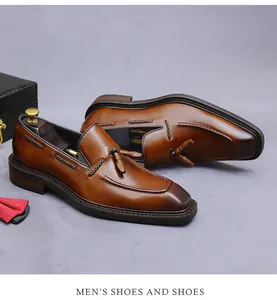 Macro-opname van bruine leren loafers met kwastjes en klassieke Britse stiksels details