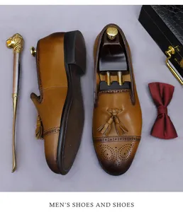 Vista superior de mocasines de cuero marrón con borlas y detalles brogue vintage