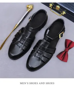 Nahaufnahme der Herren-Ledersandalen mit gewebter Textur und verstellbarer Metallschnalle