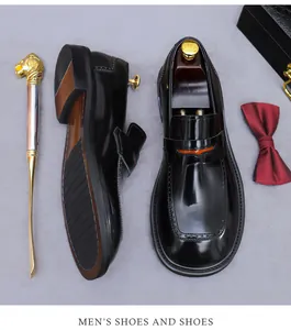 Vista superior de mocasines en charol negro con detalles brogue y accesorios elegantes