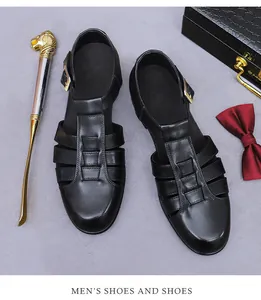Detailansicht der hochwertigen schwarzen Leder-Sandalen mit T-Riemen und Schnalle