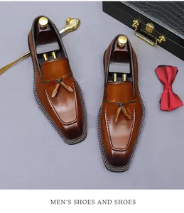 Bovenaanzicht van luxe bruine lederen loafers met kwastjes en elegante herenaccessoires