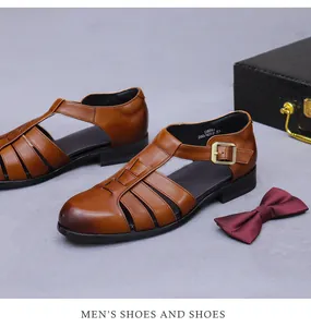 Detail von Herren Leder-Sandalen in Braun mit Retro-Schnalle und Größenmarkierung