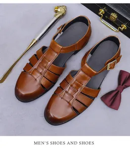 Detailansicht brauner Herren-Ledersandalen mit Webmuster und verstellbarer Metallschnalle