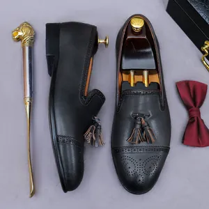 Zapatos Brogue de cuero con borlas, pajarita y calzador dorado para estilo de negocios