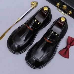 Mocasines de cuero negro brillante para hombre con detalles brogue y estilo formal premium