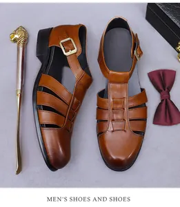 Nahaufnahme brauner Herren-Ledersandalen mit T-Riemen-Design und Metallschnallendetail